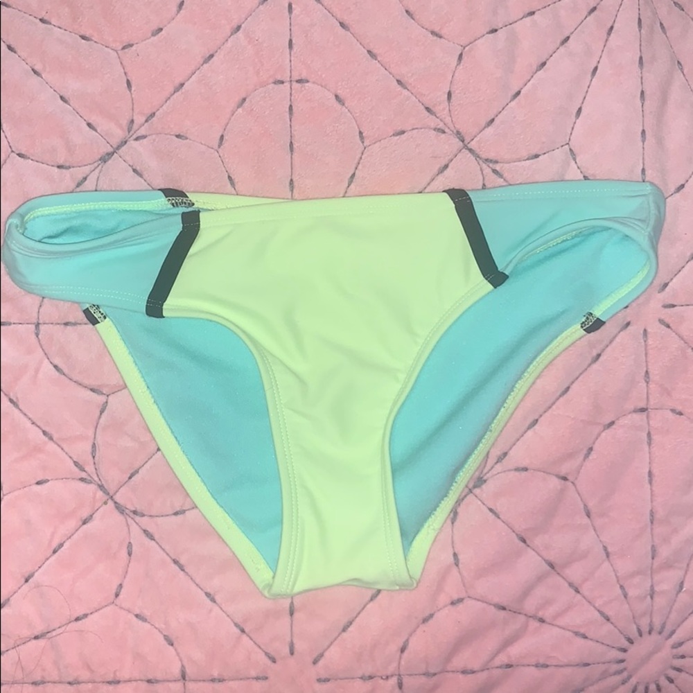 Bikini bottom size M